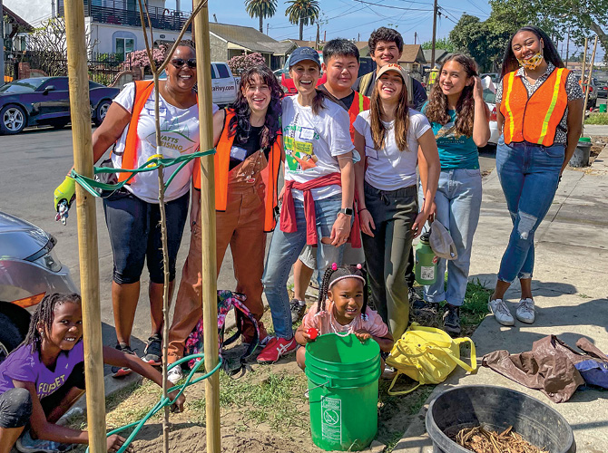 Enlargeable photo of climate change volunteers doing community service