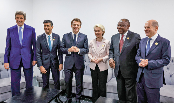 Enlargeable photo of six politicians standing next to one another