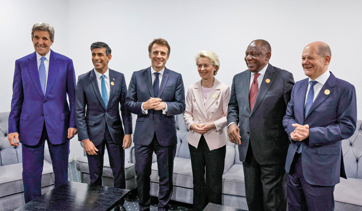 Photo of six politicians standing next to one another